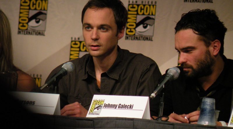 Jim Parsons og Johnny Galecki ved The Big Bang Theory-panelet på San Diego Comic-Con i 2009