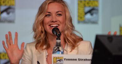 Yvonne Strahovski ved et panel på Comic-Con