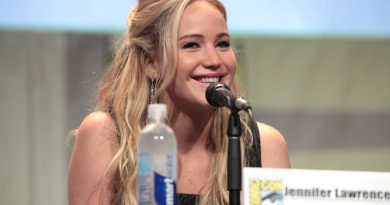 Jennifer Lawrence, der spiller Katniss Everdeen, i panelet for The Hunger Games: Mockingjay – Part 2 ved San Diego Comic-Con i 2015