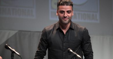 Oscar Isaac, der spiller Mikael Boghosian, på San Diego Comic-Con 2015