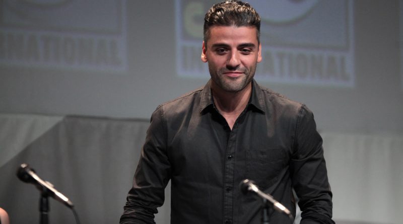Oscar Isaac, der spiller Mikael Boghosian, på San Diego Comic-Con 2015