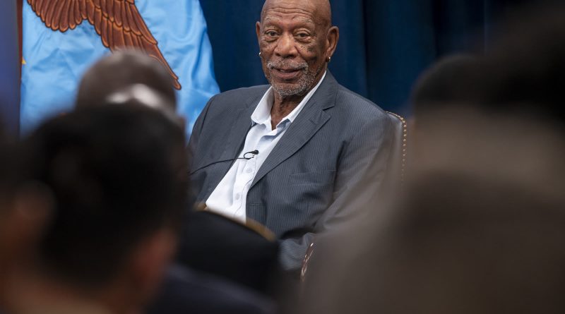 Morgan Freeman ved en fremvisning af og samtale om sin dokumentarfilm om 761st Tank Battalion i Pentagon i august 2023