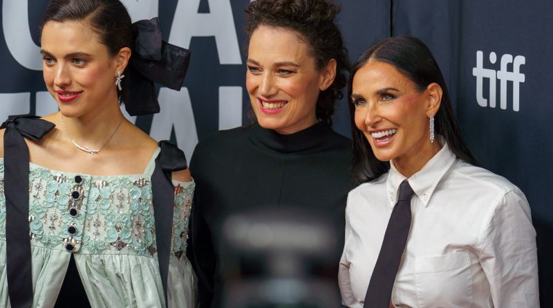 Margaret Qualley, Coralie Fargeat og Demi Moore ved Toronto International Film Festival 2024