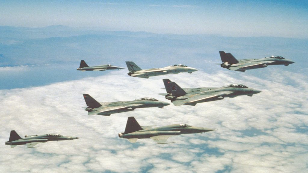 F-14A Tomcat- og F-5-jagerfly fra den amerikanske flåde i formation. Enhederne leverede luftkampscenerne til filmen Top Gun fra 1986