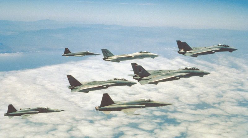 F-14A Tomcat- og F-5-jagerfly fra den amerikanske flåde i formation. Enhederne leverede luftkampscenerne til filmen Top Gun fra 1986
