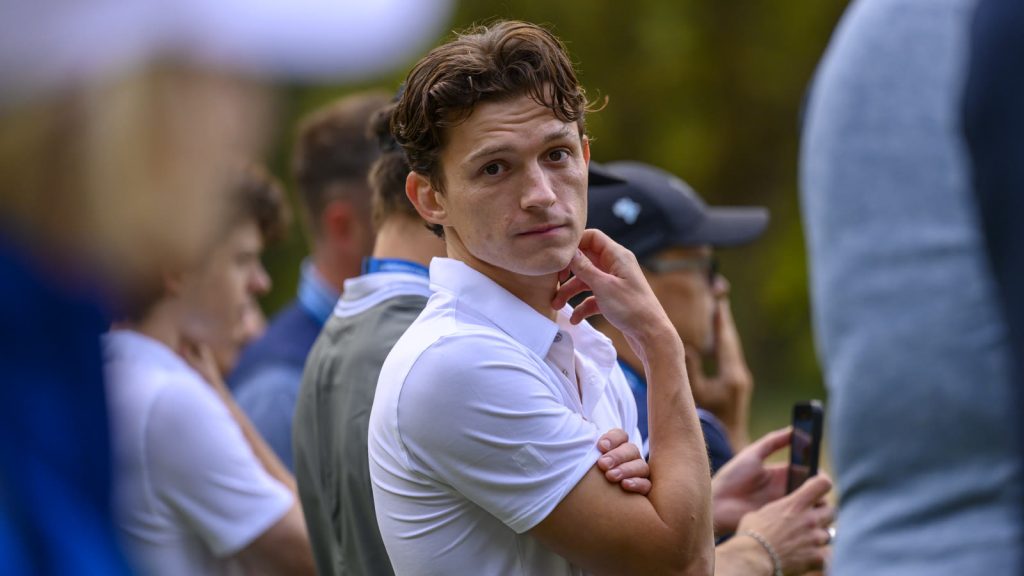 Tom Holland ved en pro-am-golfturnering på Wentworth Golf Club i 2023