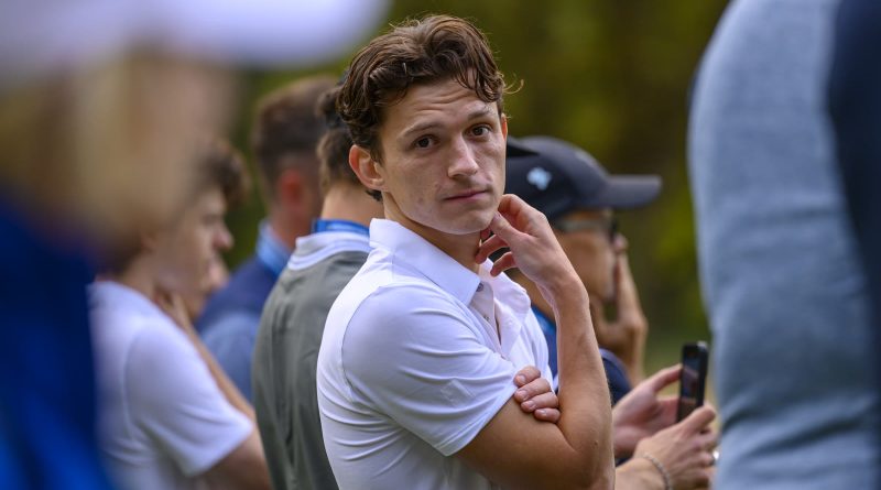 Tom Holland ved en pro-am-golfturnering på Wentworth Golf Club i 2023