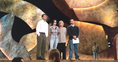 Tre medvirkende fra Friends og en stand-in på scenen ved prøven til Emmy-uddelingen, 9. september 1995