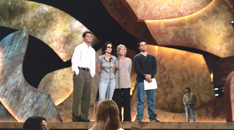 Tre medvirkende fra Friends og en stand-in på scenen ved prøven til Emmy-uddelingen, 9. september 1995