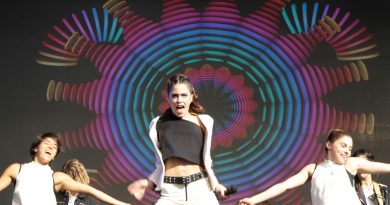 Martina «TINI» Stoessel, der spiller Violetta, optræder ved en gratis koncert i Barrio 31 i Buenos Aires i 2016
