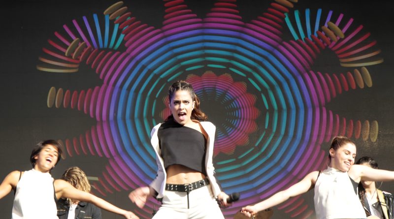 Martina «TINI» Stoessel, der spiller Violetta, optræder ved en gratis koncert i Barrio 31 i Buenos Aires i 2016